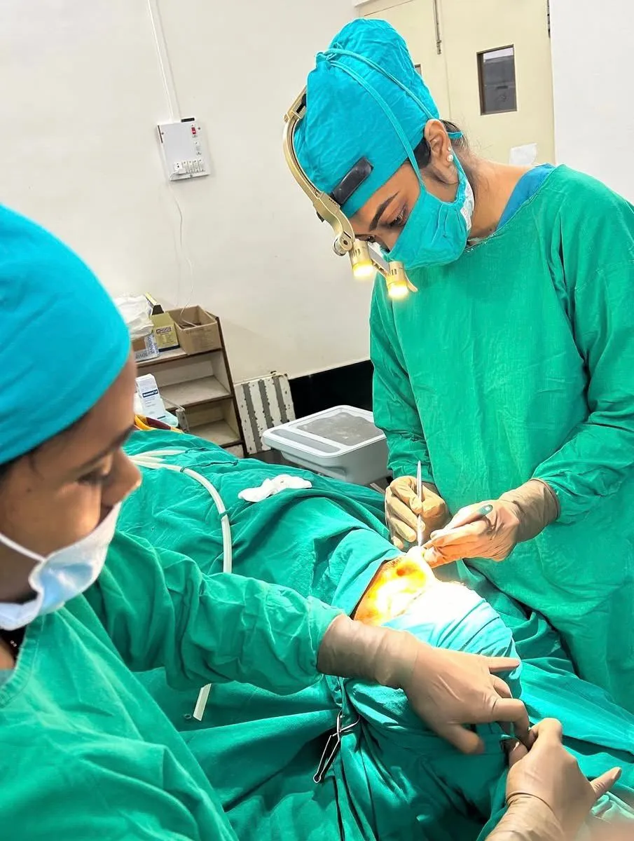 Dr Manali Kakadia performing nose surgery in the operating theatre